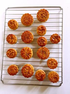 这是回油后的月饼，比刚出炉的时候漂亮多啦！也很润！