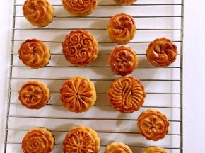 这是回油后的月饼，比刚出炉的时候漂亮多啦！也很润！