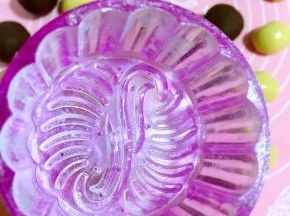 月饼模具在玉米淀粉中压一下，再轻轻的磕掉多余的粉！