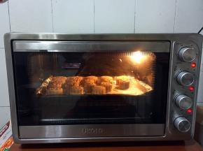 放入提前预热好的烤箱中层190度烤5分钟！