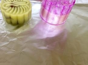 月饼模具朝下按，稍微用力（力道要均匀哦！）把月饼生胚扣下来！