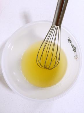 用蛋抽搅拌均匀至糖浆和玉米油充分融合在一起。