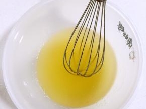 用蛋抽搅拌均匀至糖浆和玉米油充分融合在一起。