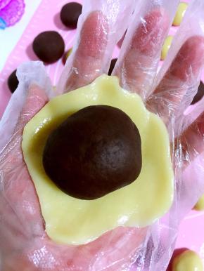 放入豆沙蛋黄馅儿！