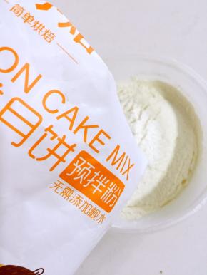 广式月饼预拌粉过筛加入搅拌好的糖浆中！