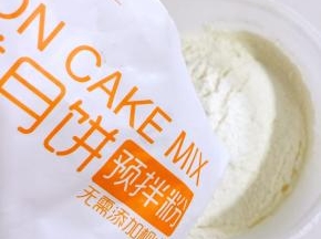 广式月饼预拌粉过筛加入搅拌好的糖浆中！