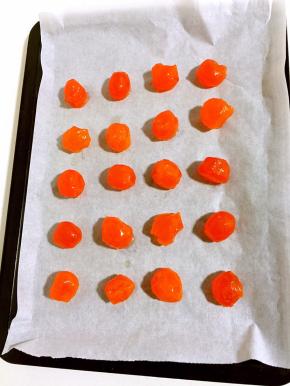 浸泡好的蛋黄捞出来控油放在铺有油纸的烤盘上！