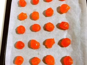 浸泡好的蛋黄捞出来控油放在铺有油纸的烤盘上！