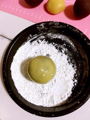 收好口，揉圆！在玉米淀粉中滚一圈！