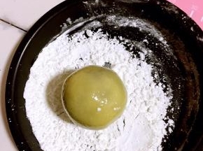收好口，揉圆！在玉米淀粉中滚一圈！