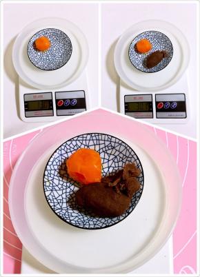 蛋黄我称了一下有13克，我今天做的月饼是50克和75克的两种！50克的模具，蛋黄和红豆沙的重量是30克；75克的模具，蛋黄和红豆沙的重量是50克！