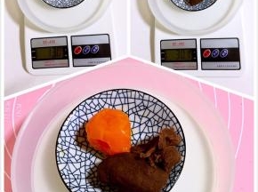 蛋黄我称了一下有13克，我今天做的月饼是50克和75克的两种！50克的模具，蛋黄和红豆沙的重量是30克；75克的模具，蛋黄和红豆沙的重量是50克！