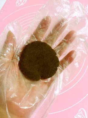 把红豆沙揉圆按扁！