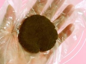 把红豆沙揉圆按扁！