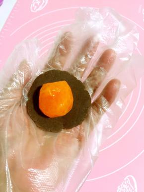 放入蛋黄，慢慢的向上推，收口，揉圆！