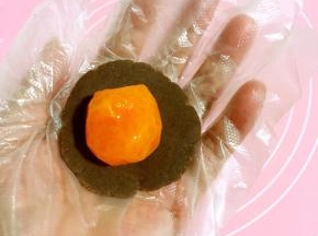 放入蛋黄，慢慢的向上推，收口，揉圆！