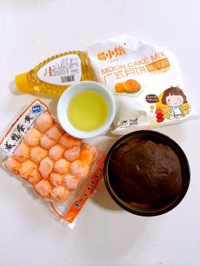 准备好所有的材料：
易小焙广式月饼预拌粉187克，转化糖浆136克（家里只有这一点点预拌粉和糖浆了！）玉米油41克，红豆沙500克左右，咸鸭蛋黄17个提前拿出来解冻！