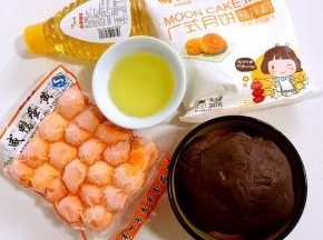准备好所有的材料：
易小焙广式月饼预拌粉187克，转化糖浆136克（家里只有这一点点预拌粉和糖浆了！）玉米油41克，红豆沙500克左右，咸鸭蛋黄17个提前拿出来解冻！