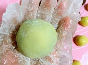 再轻轻的揉搓均匀！