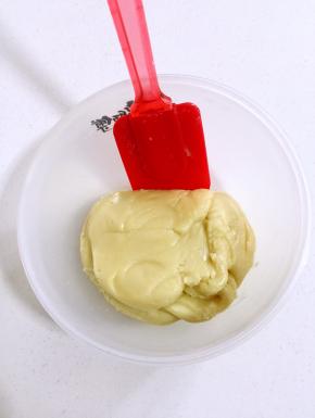 用硅胶刮刀拌匀至无干粉即可！