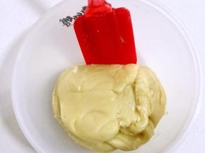 用硅胶刮刀拌匀至无干粉即可！