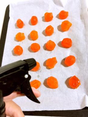 用喷壶在蛋黄上喷一层白酒！（可以起到去腥的作用。）