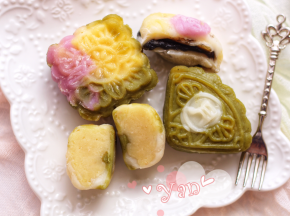 切开的绿豆蓉馅和黑芝麻馅。