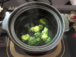 西兰花先焯下水。