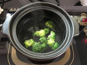 西兰花先焯下水。