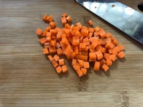 胡萝卜切小粒。
