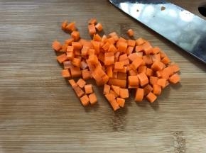 胡萝卜切小粒。