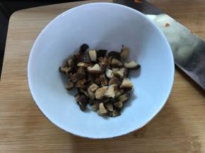 香茹泡发好后切成小粒。