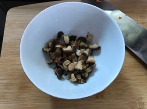 香茹泡发好后切成小粒。