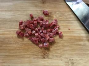 香肠也切成小粒。