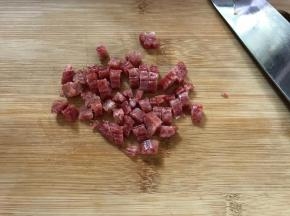 香肠也切成小粒。