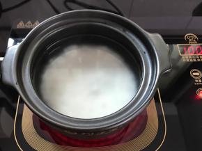 淘洗干净的米放入砂锅中，加入适量的水。