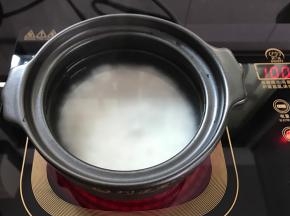 淘洗干净的米放入砂锅中，加入适量的水。