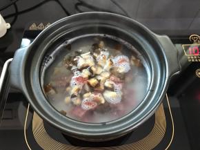 煮开十分钟后加入香茹香肠粒。