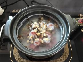 煮开十分钟后加入香茹香肠粒。