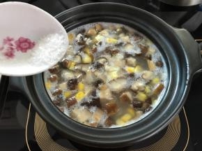 放入适量的盐调味。