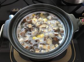 再次煮十分钟后加入玉米粒。