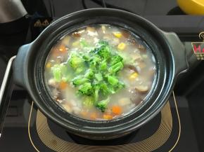 最后放入西兰花。即可熄火焖十分钟。