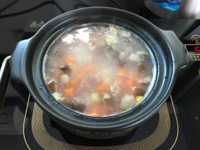 继续煮十分钟后加入胡萝卜粒。