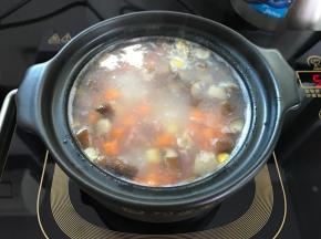 继续煮十分钟后加入胡萝卜粒。