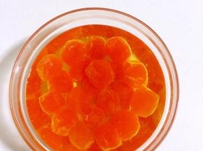 解冻好的蛋黄用清水冲洗一下，用厨房纸巾擦干水分，放入碗中加入适量的食用油浸泡，包上保鲜膜，放在冰箱冷藏两天备用！