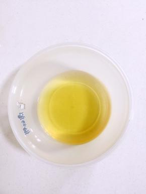 用电子秤称好转化糖浆和玉米油的量，放进容器里！