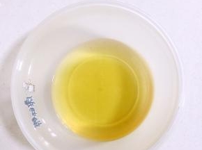 用电子秤称好转化糖浆和玉米油的量，放进容器里！