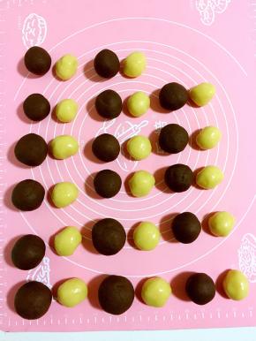 把醒好的皮分成50克的月饼模具皮20克，75克的月饼模具皮25克，揉圆备用！