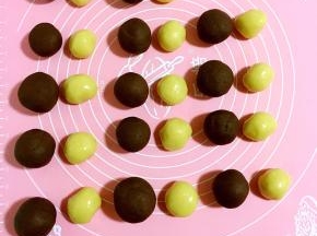 把醒好的皮分成50克的月饼模具皮20克，75克的月饼模具皮25克，揉圆备用！