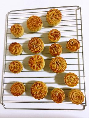 刚刚烤好的月饼有点丑哈！室温放置1天左右，等待回油即可享用啦！